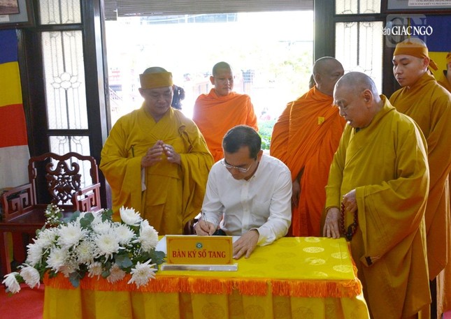 Đại tá Lê Quang Đạo, Phó Giám đốc Công an TP.HCM viết sổ tang phân ưu cùng Ban Tổ chức lễ tang, môn đồ pháp quyến Đại tá Lê Quang Đạo, Phó Giám đốc Công an TP.HCM viết sổ tang phân ưu cùng Ban Tổ chức lễ tang, môn đồ pháp quyến