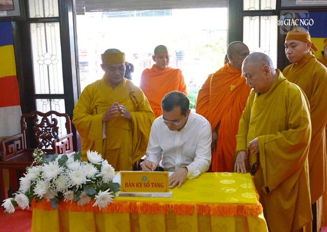 Đại tá Lê Quang Đạo, Phó Giám đốc Công an TP.HCM viết sổ tang phân ưu cùng Ban Tổ chức lễ tang, môn đồ pháp quyến