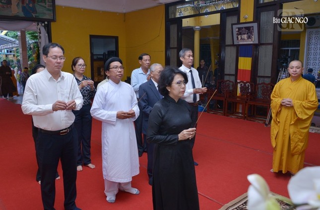 Bà Tô Thị Bích Châu dâng hương kính viếng Bà Tô Thị Bích Châu dâng hương kính viếng