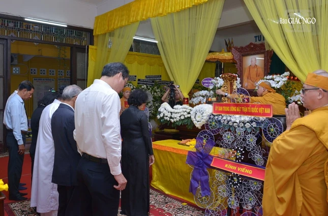 Phái đoàn Ủy ban TƯMTTQVN dành phút mặc niệm