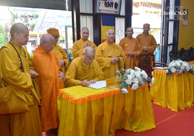 ... viết sổ tang lưu niệm