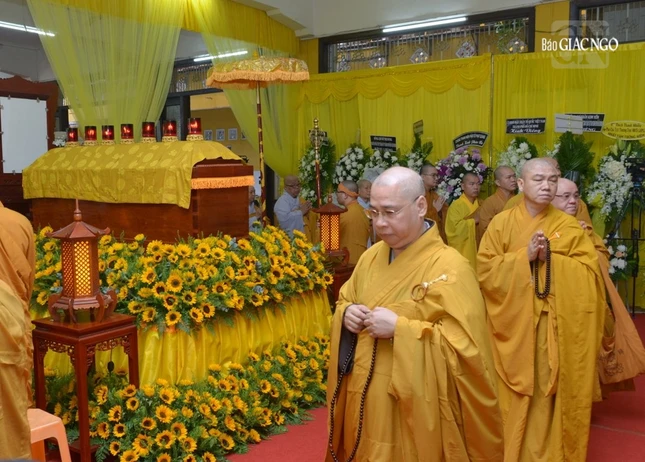 Phái đoàn Ban Trị sự GHPGVN Q.Phú Nhuận hữu nhiễu kim quan tiễn biệt