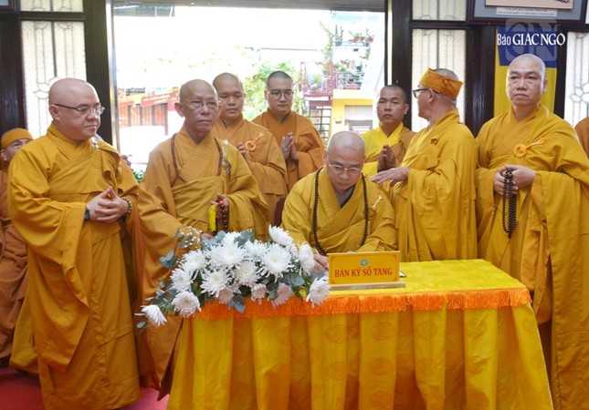 Thượng tọa Thích Minh Nhựt, Trưởng ban Trị sự Q.Phú Nhuận viết sổ tang lưu niệm Thượng tọa Thích Minh Nhựt, Trưởng ban Trị sự Q.Phú Nhuận viết sổ tang lưu niệm