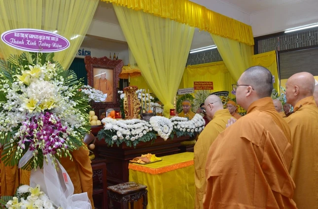 Đảnh lễ trước di ảnh Trưởng lão Hòa thượng