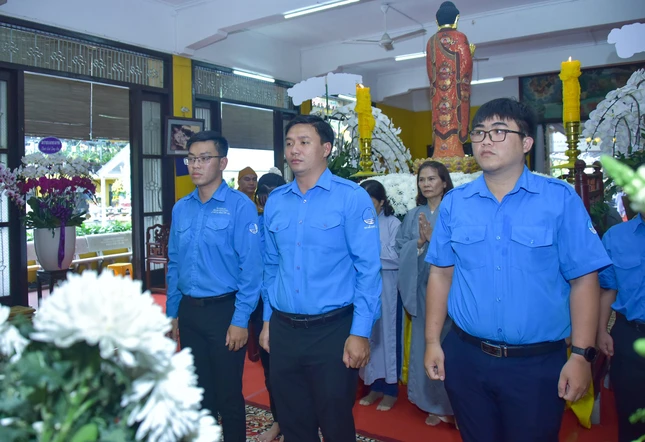 Phái đoàn Hội Liên hiệp Thanh niên TP.HCM tưởng niệm