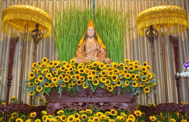 Tôn tượng Trưởng lão Hòa thượng