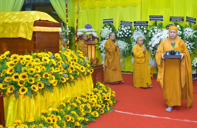 Hữu nhiễu kim quan tiễn biệt