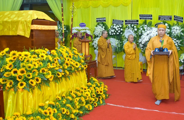 Hữu nhiễu kim quan tiễn biệt