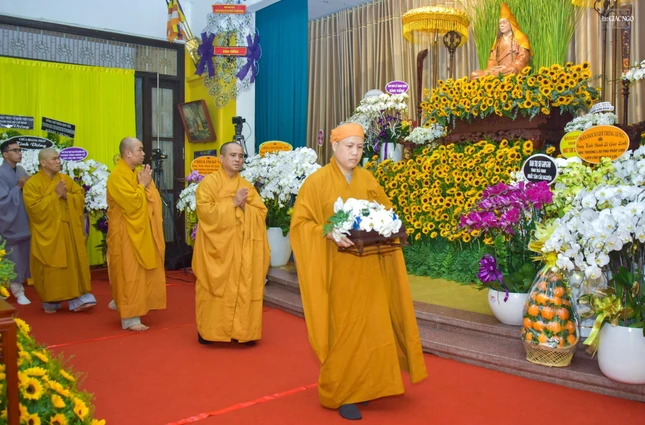 Chư tôn đức hữu nhiễu kim quan tiễn biệt Trưởng lão Hòa thượng Chư tôn đức hữu nhiễu kim quan tiễn biệt Trưởng lão Hòa thượng