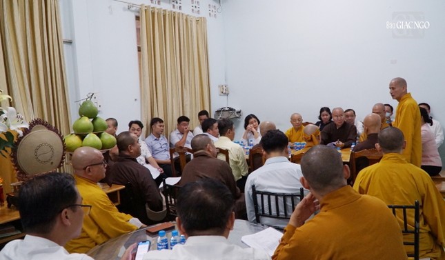 Hòa thượng Thích Thiện Thống đúc kết buổi họp của Ban Tổ chức lễ tang