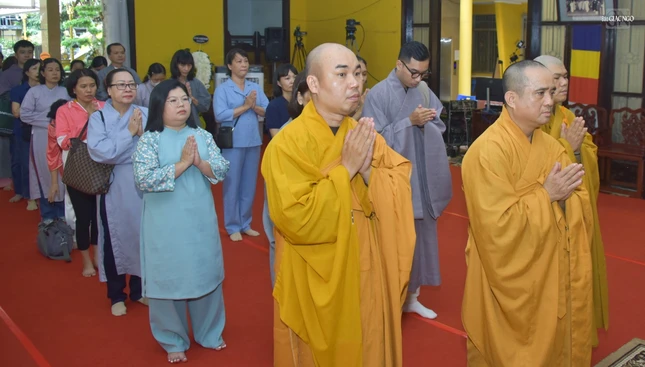 Lãnh đạo, biên tập, phóng viên, nhân viên các phòng - ban báo Giác Ngộ thành kính đảnh lễ Giác linh Trưởng lão Hòa thượng Lãnh đạo, biên tập, phóng viên, nhân viên các phòng - ban báo Giác Ngộ thành kính đảnh lễ Giác linh Trưởng lão Hòa thượng