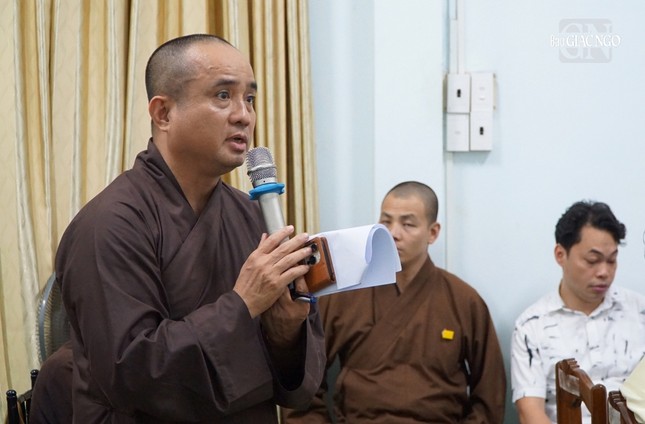 Thượng tọa Thích Tâm Hải, thành viên Ban Tổ chức lễ tang phát biểu tại buổi họp