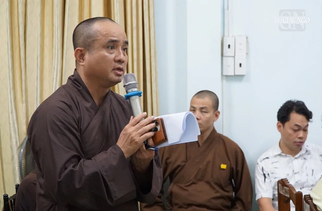 Thượng tọa Thích Tâm Hải, thành viên Ban Tổ chức lễ tang phát biểu tại buổi họp