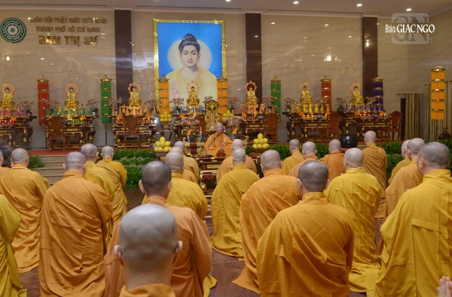 Chư tôn đức GHPGVN TP.HCM khánh tuế Đức Pháp chủ