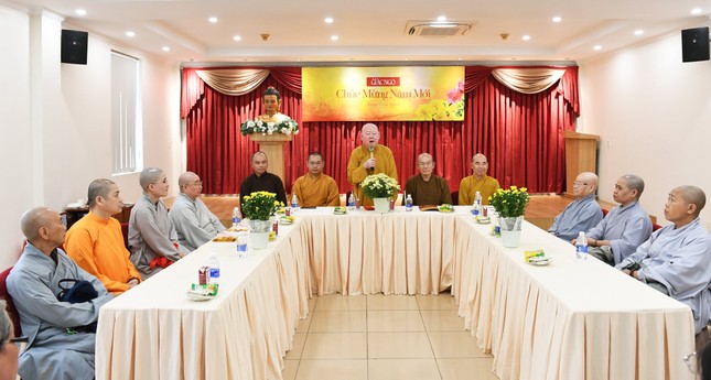 Hòa thượng Thích Duy Trấn chúc Tết đến thành viên Ban Từ thiện xã hội báo Giác Ngộ - Ảnh: Thế Phong