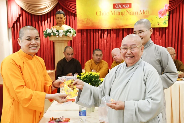 Trao lộc chúc mừng năm mới - Ảnh: Thế Phong