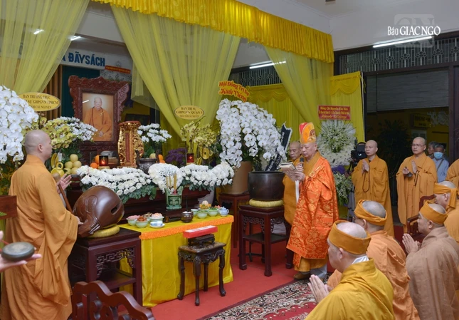 Hòa thượng Thích Lệ Trang thực hiện các nghi thức Lễ khiển điện trước lễ di quan