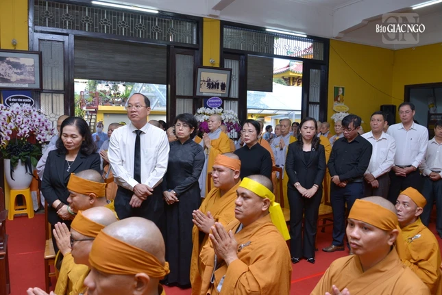 Lãnh đạo Ủy ban TƯMTTQVN, Thành ủy và các cơ quan TP.HCM, Quận ủy Q.3 tham dự lễ truy niệm, bái biệt Trưởng lão Hòa thượng Thích Hiển Tu