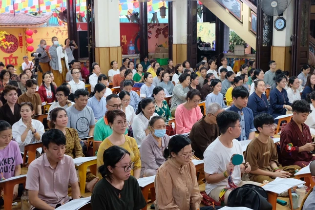 Phật tử tham gia trì tụng