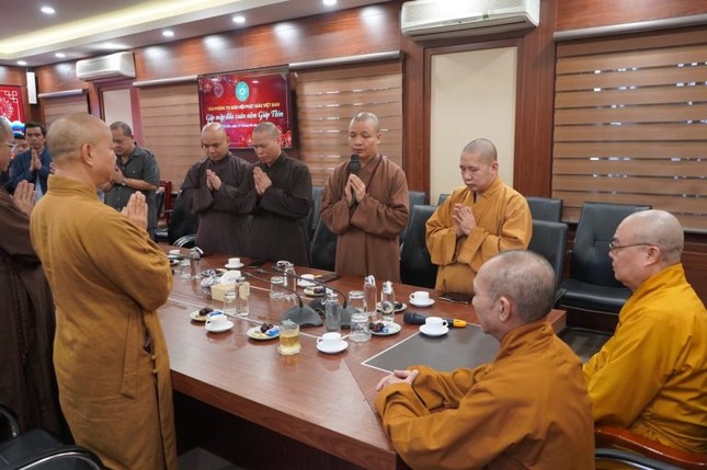 Thượng tọa Thích Minh Quang đại diện khánh tuế nhị vị Hòa thượng Thượng tọa Thích Minh Quang đại diện khánh tuế nhị vị Hòa thượng