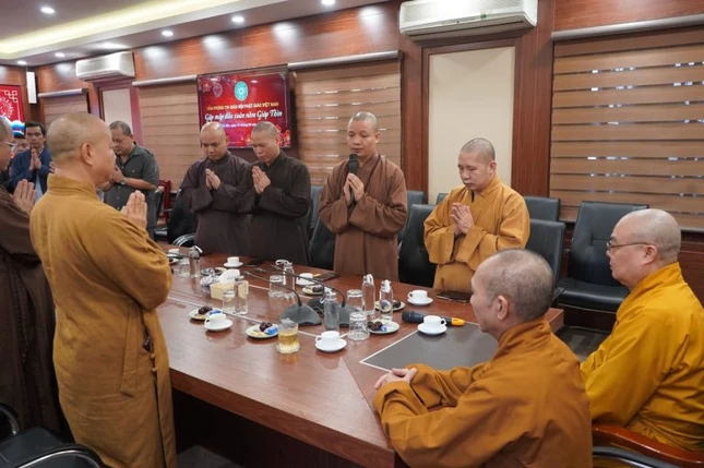 Thượng tọa Thích Minh Quang đại diện khánh tuế nhị vị Hòa thượng