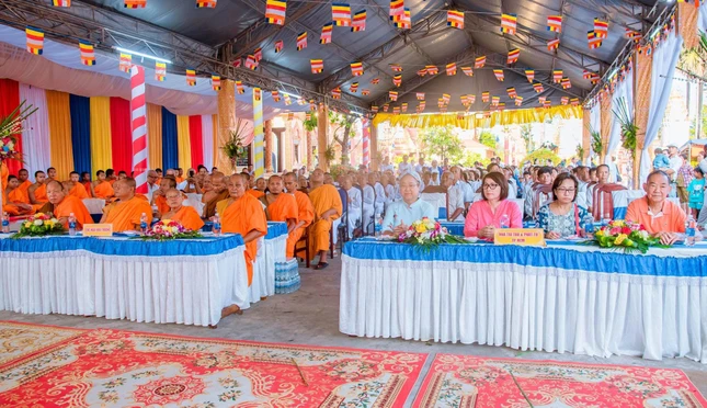 Chư Tăng, Phật tử và lãnh đạo địa phương tham dự