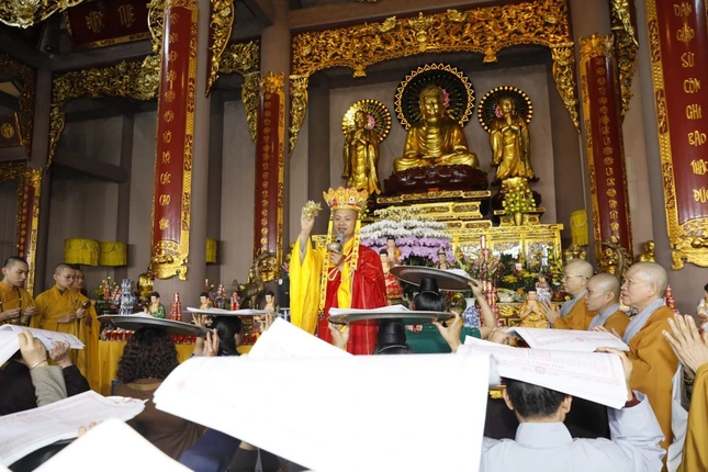 Phật tử cầu nguyện gia đình bình an trong năm mới