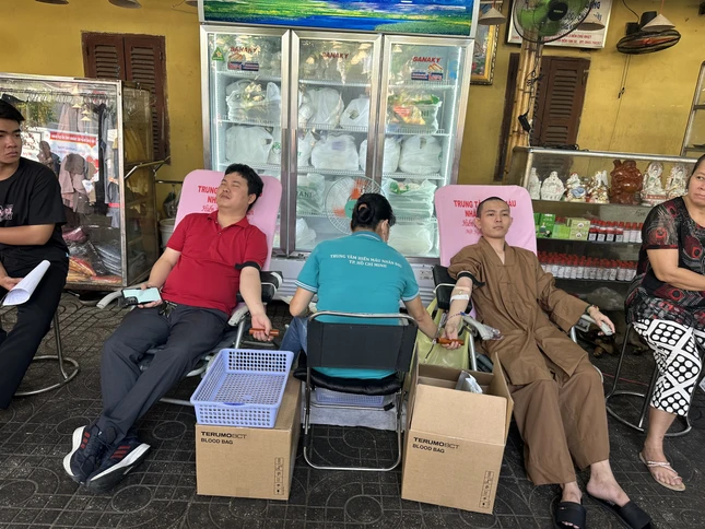 Chư Tăng và Phật tử chùa Phước Tường hiến máu vào sáng 19-2