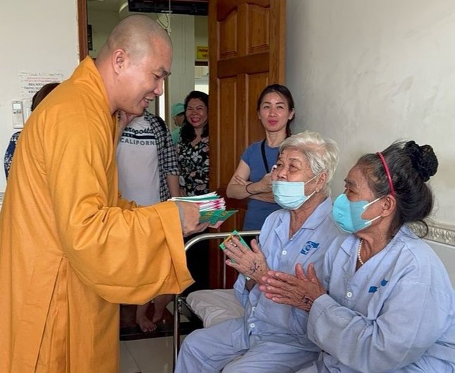 Đại đức Thích Minh Phú trao lộc chúc mừng bệnh nhân sau phẫu thuật - Ảnh: TN Đại đức Thích Minh Phú trao lộc chúc mừng bệnh nhân sau phẫu thuật - Ảnh: TN