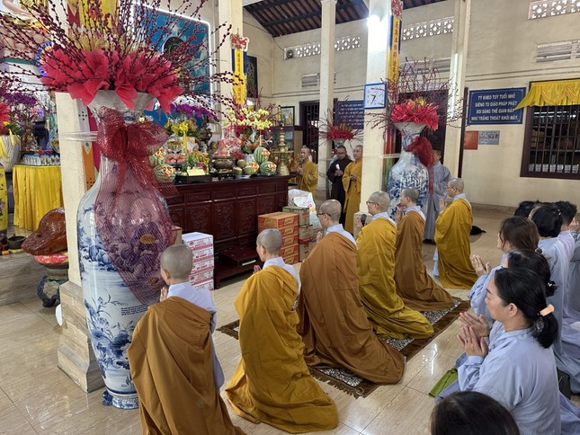Đoàn hành hương Quan Âm tu viện cúng dường tại chùa Viên Minh - tỉnh Bến Tre