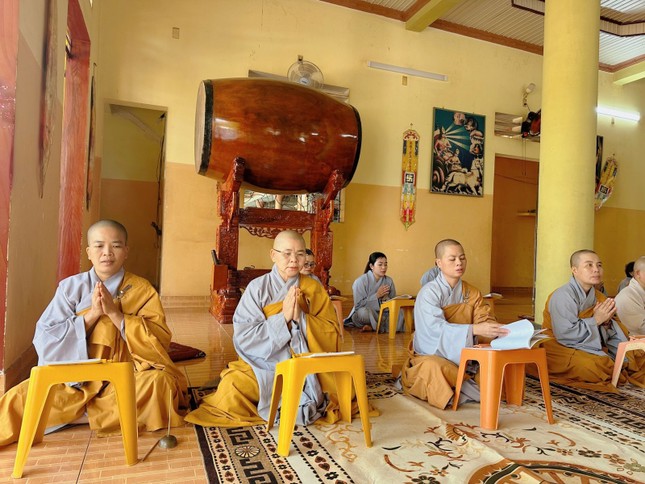 Chư Ni trì tụng kinh Dược Sư cầu nguyện bình an cho bách tánh