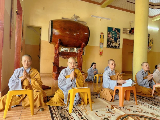 Chư Ni trì tụng kinh Dược Sư cầu nguyện bình an cho bách tánh