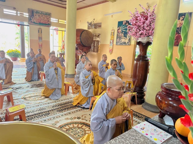 Ni sư Thích nữ Huệ Ngọc niêm hương bạch Phật