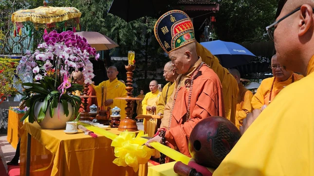 Cắt băng khánh tạ Thánh tượng Đức Quán Thế Âm