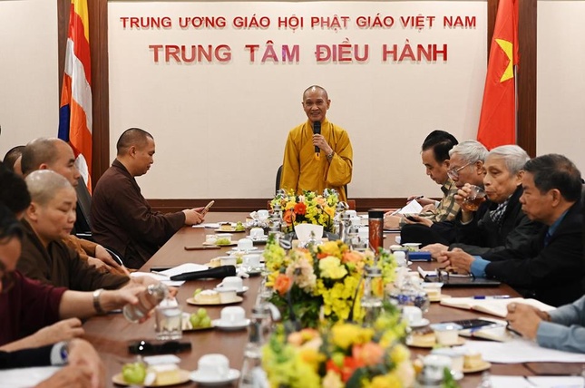 Hòa thượng Thích Thanh Điện chủ trì buổi họp