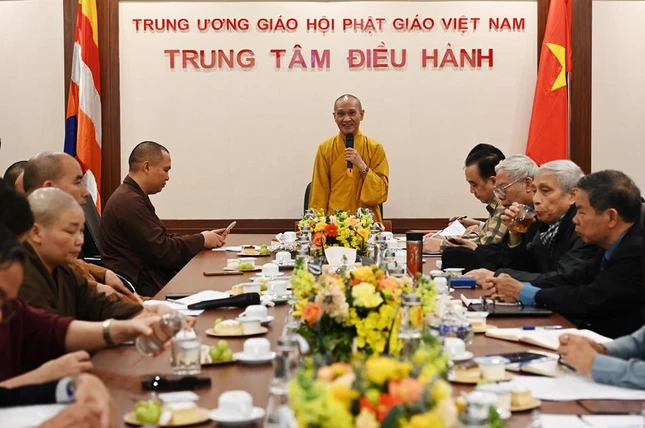 Hòa thượng Thích Thanh Điện chủ trì buổi họp