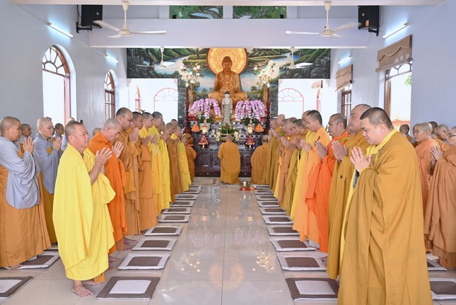 Chư Tăng Ni tưởng niệm cố Ni trưởng Thích nữ Từ Tri