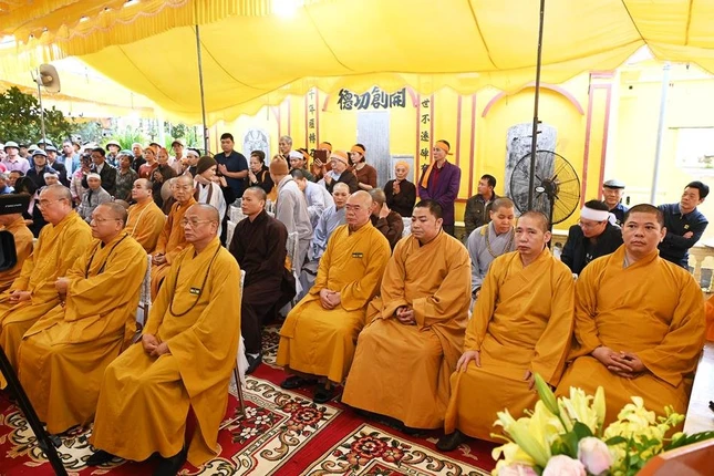 Chư tôn đức Hội đồng Trí sự tham dự