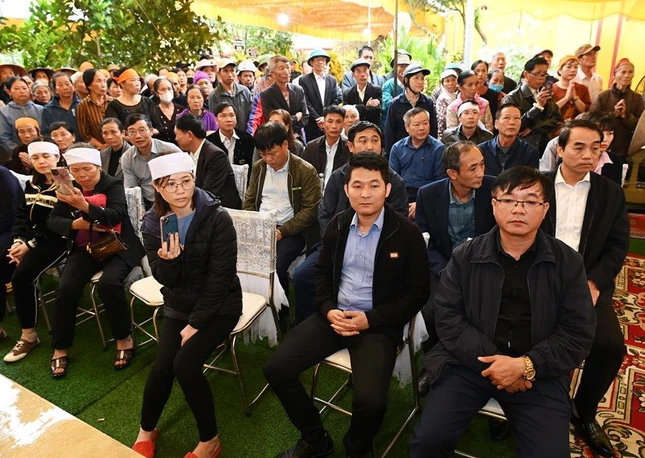 Đại diện các cơ quan địa phương, Phật tử, người dân tham dự