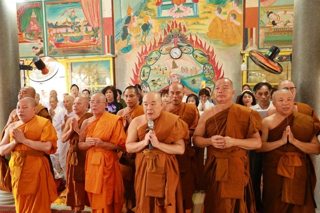 Thắp nén tâm hương tưởng niệm vị giáo phẩm có nhiều công đức cho đạo pháp Thắp nén tâm hương tưởng niệm vị giáo phẩm có nhiều công đức cho đạo pháp