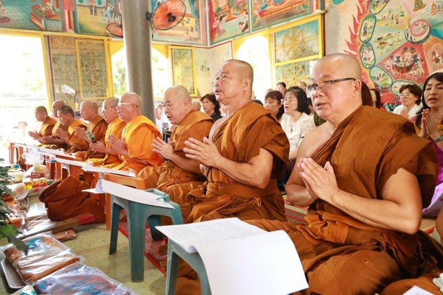 Thực hiện khóa trì tụng cúng dường