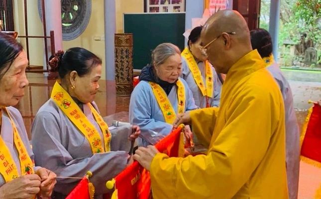 Thượng tọa Thích Giác Minh mừng thọ đến các Phật tử cao niên Thượng tọa Thích Giác Minh mừng thọ đến các Phật tử cao niên