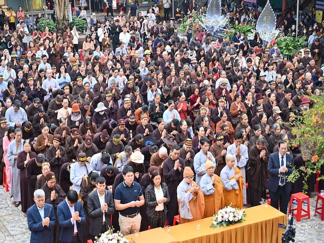 Phật tử, người dân tham dự