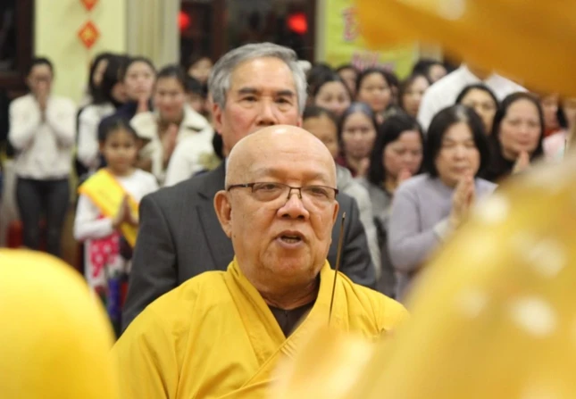 Hòa thượng Thích Thiện Bảo niêm hương bạch Phật