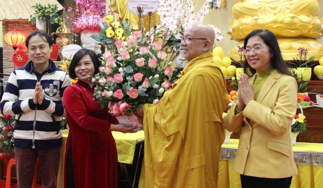 Phái đoàn Đại sứ quán Việt Nam tại Hungary tặng hoa chúc mừng lễ Thượng nguyên