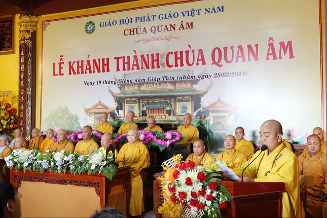 Đại đức Thích Thiện Trí đại diện Sư cô Thích nữ Diệu Hiền, trụ trì chùa Quan Âm phát biểu khai mạc tại buổi lễ