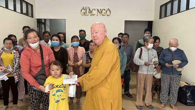 Hòa thượng Thích Duy Trấn ủng hộ bệnh nhân ung bướu khó khăn - Ảnh: BTTXH BGN