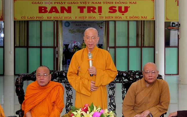 Thượng tọa Thích Huệ Khai chủ trì buổi họp