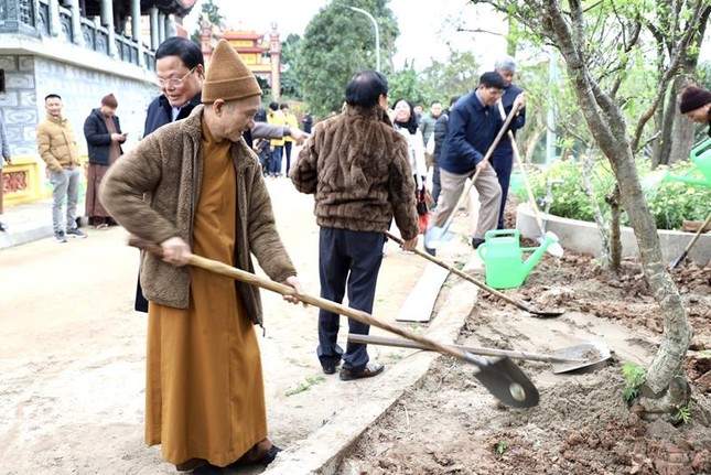 Hòa thượng Thích Thanh Điện trồng cây tại chùa Minh Ngộ