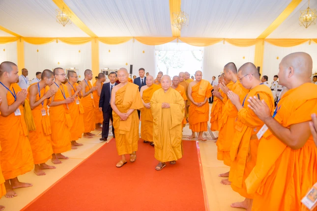 Phái đoàn lãnh đạo GHPGVN tiến vào Giác linh đường chùa Ounalom